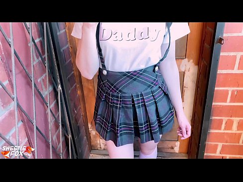 ❤️ Schoolgirl Sucks a dick gu domhainn agus fucks an àite clasaichean. Pornografach  leinn