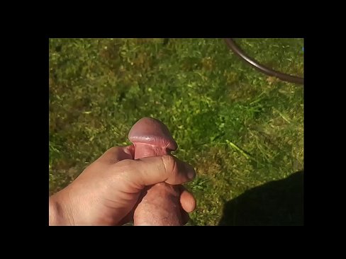 ❤️ Bidh hottie a 'faighinn a pussy pinc fucked agus cums le squirt ann an gàrradh samhraidh Pornografach  leinn