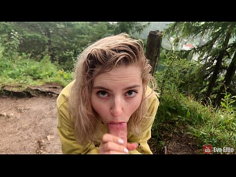 ❤️ Nighean a’ slugadh cum às deidh blowjob poblach - Eva Elfi Pornografach  leinn