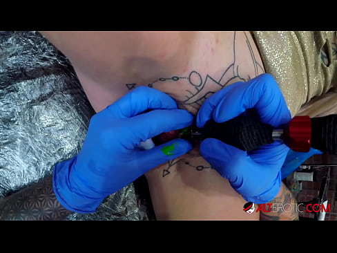 ❤️ Fìor tattooed hottie Sully Savage fhuair tattoo air a clitoris Pornografach  leinn