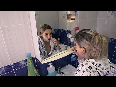 ❤️ Bidh Hack le òga ann am pajamas a’ crìochnachadh cum beòil ann an asal - letty black Pornografach  leinn