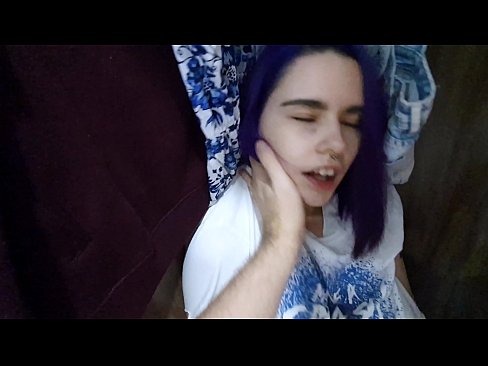 ❤️ Lorg mi mo sis anns a’ chlòsaid agus chuidich i cum Pornografach  leinn
