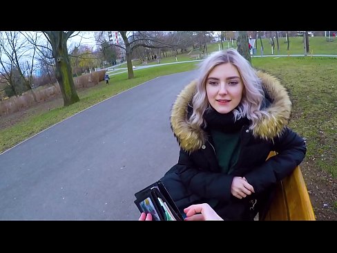 ❤️ Swallows hot cum coigreach airson airgead - blowjob anns a 'phàirc le Eva Elfie Pornografach  leinn